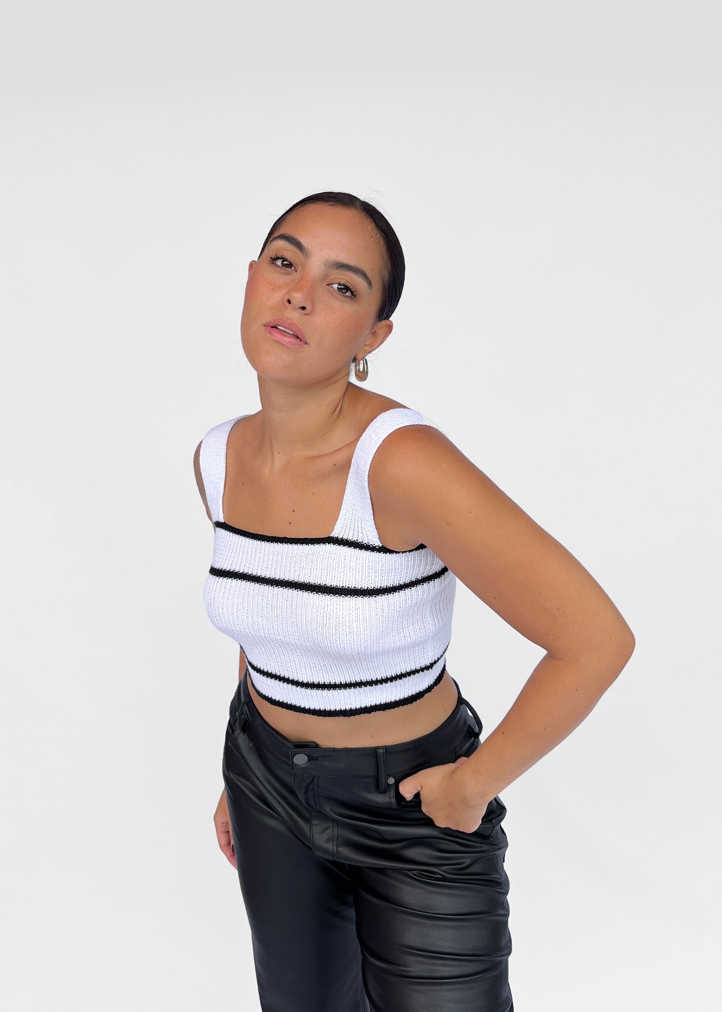 BASIC TOP WHITE x BLACK LINES